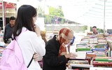 Thăm hội sách mùa Xuân Thăng Long tại hồ Văn